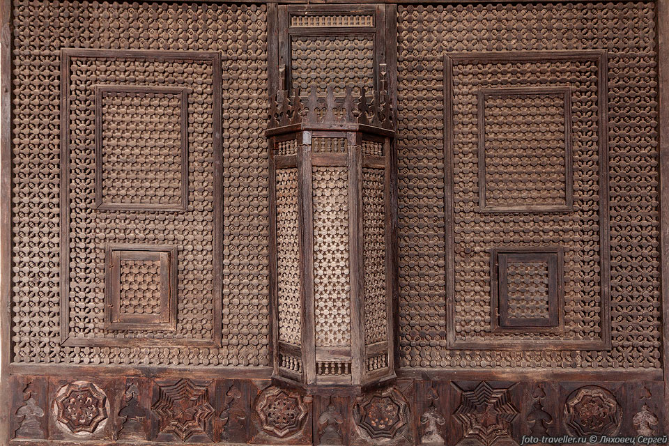 Деревянная решетка на входе в ханский гарем