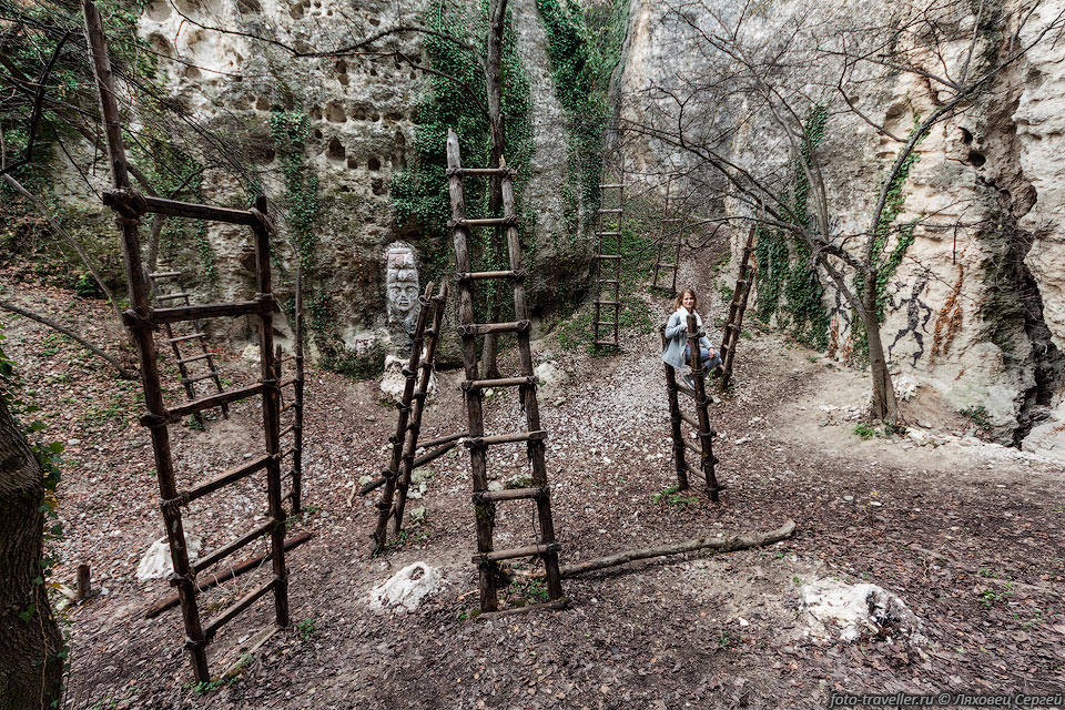 Лестницы среди скал Еды-Аскер