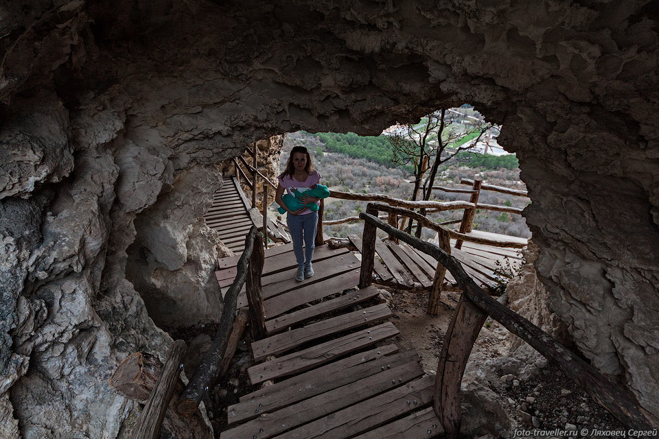 Пещерный монастырь Чилтер-Мармара расположен рядом с поселком  
Терновка в обрыве скалы Чилтер-Кая.