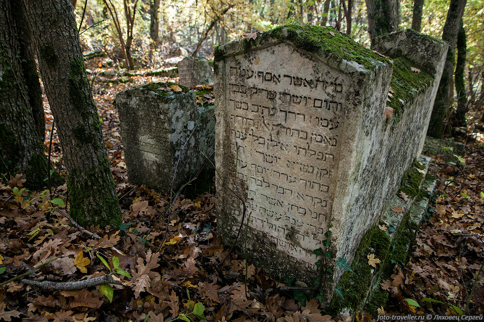 Многие надгробные камни двухвершинные, с высеченными надписями.
На некоторых надгробиях можно увидеть разнообразные символы.