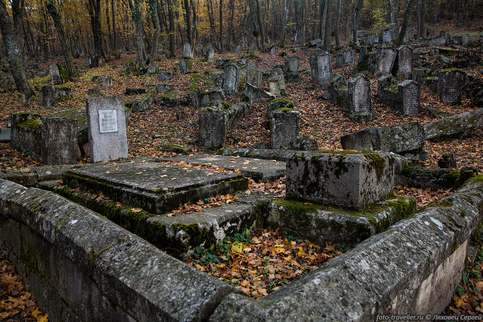 Более современные могилы у входа на кладбище