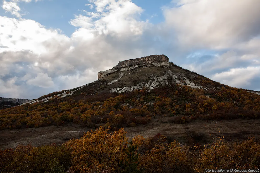 Пещерный город и гора Тепе-Кермен (544 м) расположены не далеко
от Бахчисарая.