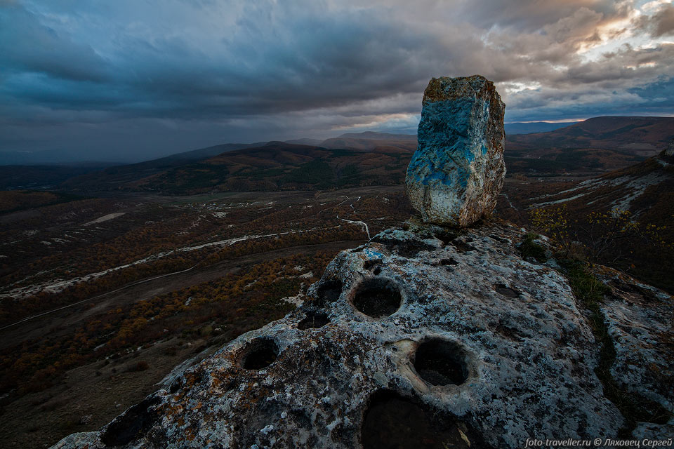 Камень Зуб Дракона на обрыве пещерного города Тепе-Кермен