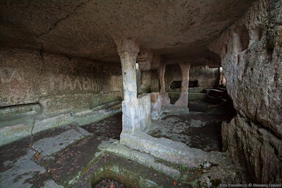 Пещерная церковь в городе Тепе-Кермен с высеченными крестами, 
могилами, надписями на греческом