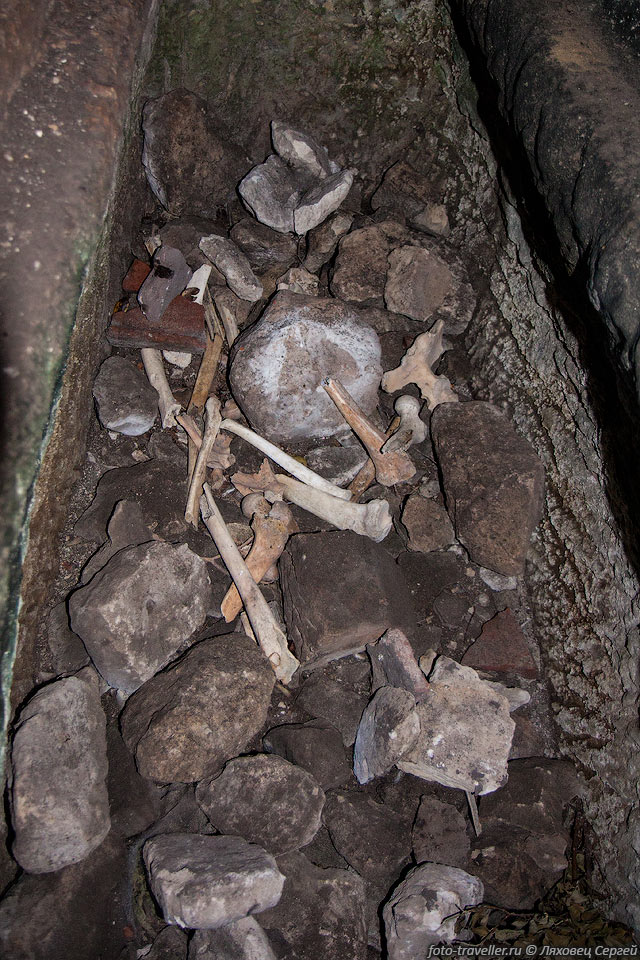 Человеческие кости в пещерной церкви