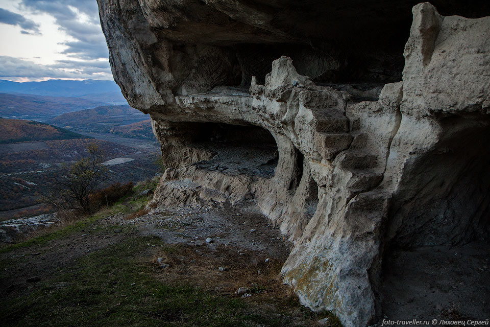 Северные пещеры Тепе-Кермена.
Всего пещер высечено на этой характерной горе не менее 230 шт.