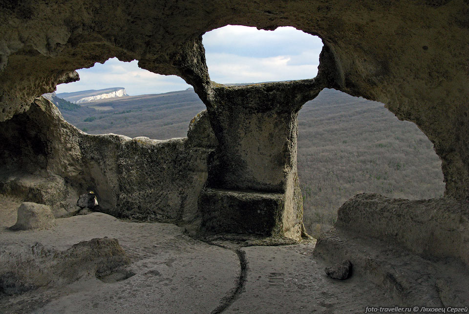 В скалах Эски-Кермена высечено около 350 пещер.
Они служили помещениями для скота, мастерскими, кладовками.