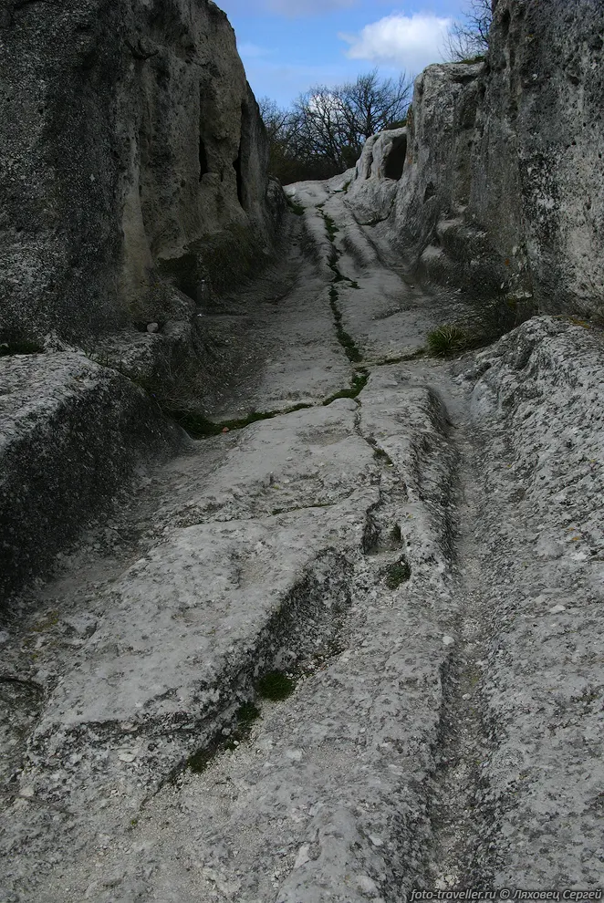 Дорога в скале.
