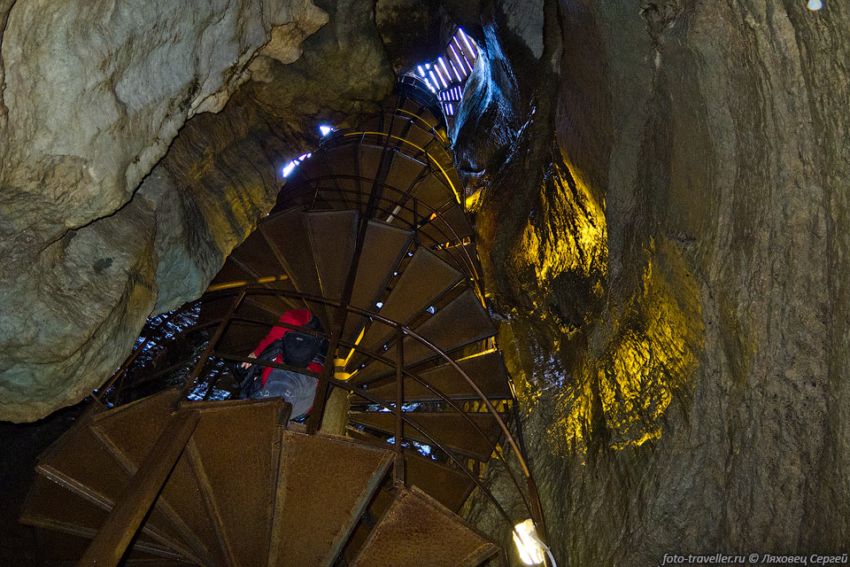 Винтовая лестница по которой можно спуститься в пещеру Геофизическая.
Глубина входного колодца 28 метров.
Все довольно ржавое, хотя оборудована она недавно, в 2009 году.