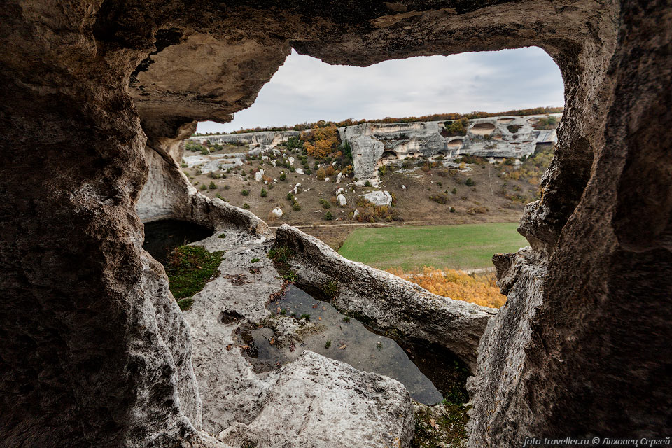 Пещерный город Эски-Кермен хоть и не самый важный, но самый интересный 
пещерный город в Крыму.
Название переводится с крымскотатарского как "старая крепость".