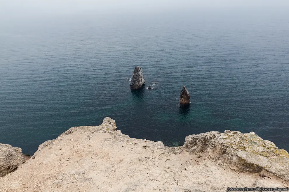 Скалы Орест и Пилад.
Свое название скалы получили из-за древнегреческого мифа о дочери Агамемнона - Ифигении.
Мыс Фиолент считается одним из возможных мест локализации храма Артемиды в котором 
служила Ифигения.