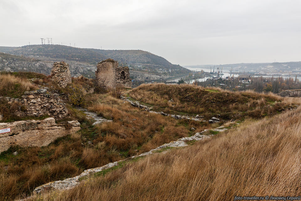 Средневековая византийская крепость Каламита расположена вблизи 
устья речки Черной, на Монастырской скале.
Развалины расположены на перемычке между Инкерманским карьером и железной дорогой.
Название "Каламита" имеет разные переводы. Это "красивый мыс", или "камышовая".