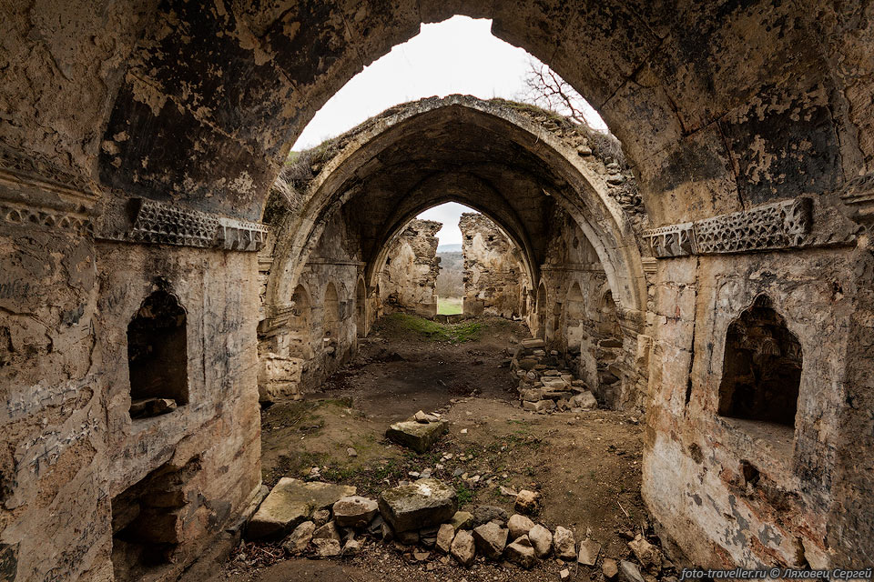 Исходя из стиля постройки, постройку Армянского храма относят 
к 14 веку.
 У здания три входа.