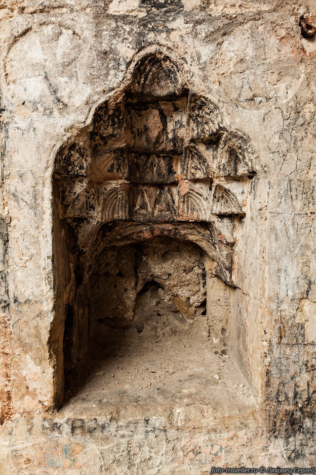 Стены, свод и ниши храма украшены резьбой по камню