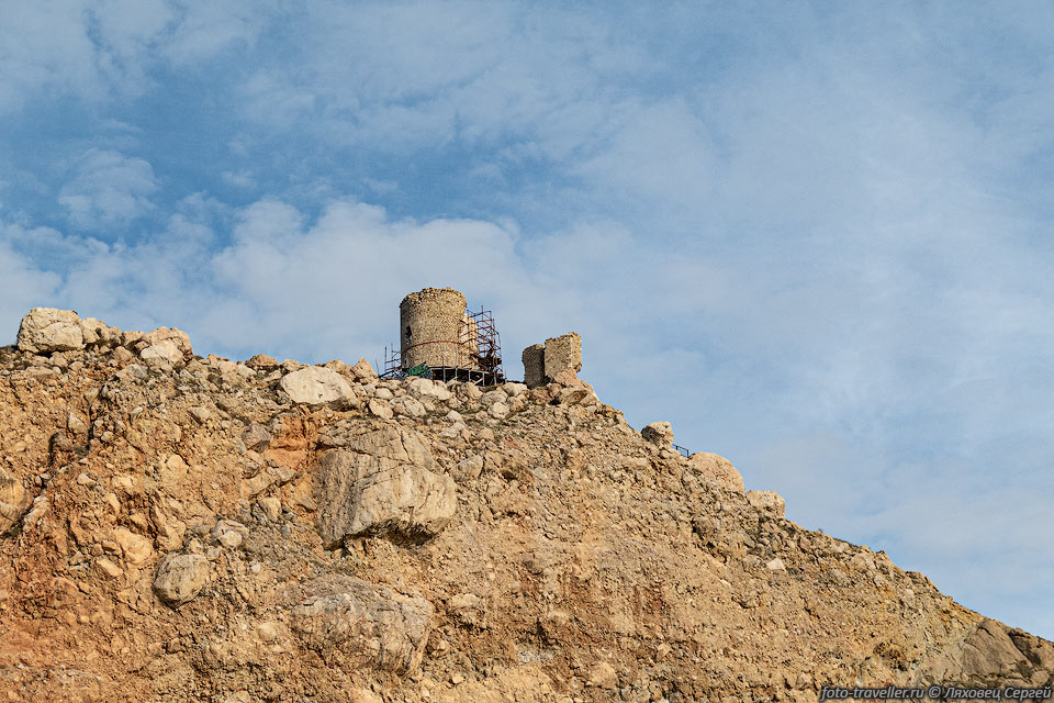 Руины генуэзской крепости Чембало.
Вид с моря. Плывем на лодке на Инжир.