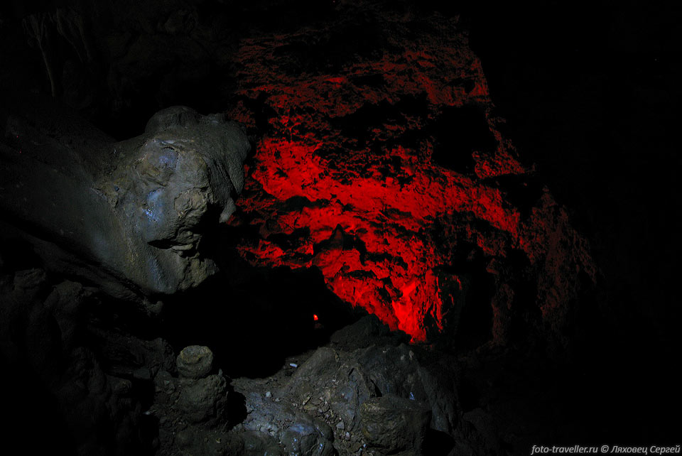 Подсветка в экскурсионной пещере Скельская