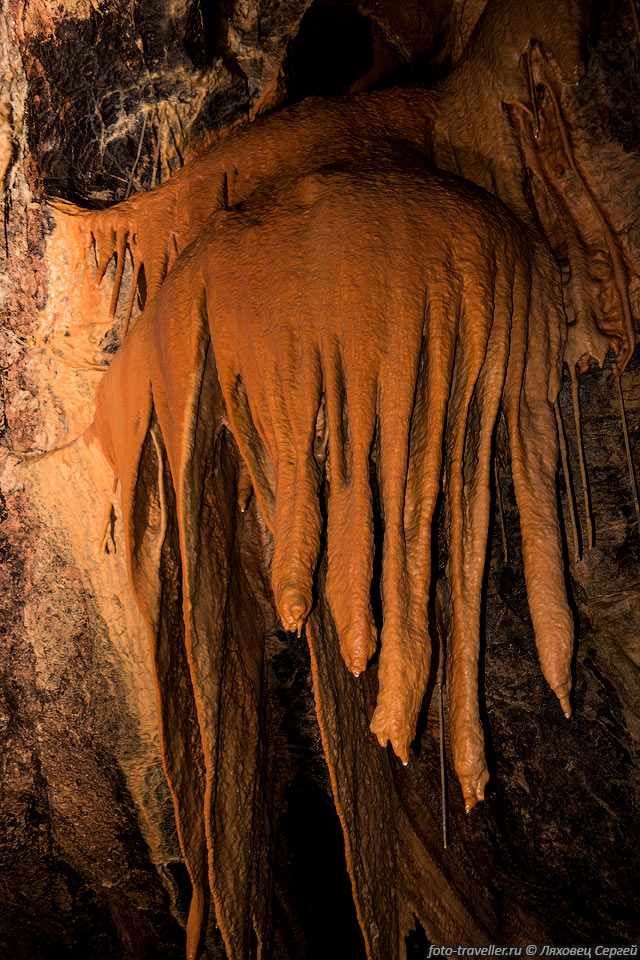 Пещера открыта не так давно и закрыта на решетку, поэтому натечное 
убранство сохранилось довольно хорошо