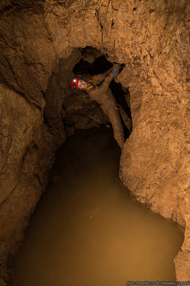 Попасть в пещеру Мамут-Чокрак можно только в сухое время года,

во время паводков пещера большей частью затоплена и непроходима