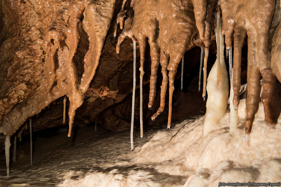 Натечные образования в пещере Мамут-Чокрак