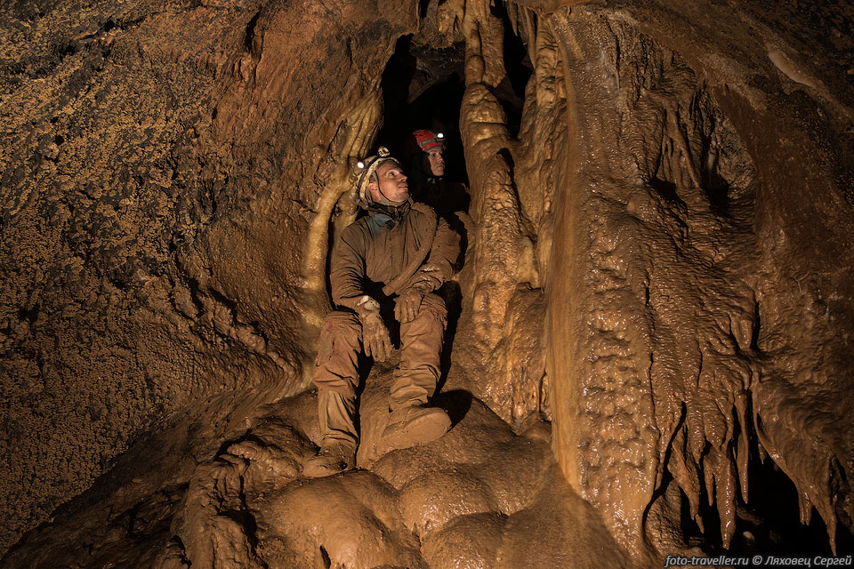 Сергей возвращается с дальней части пещеры после установки маяка 
для поиска места расположения хода на поверхности