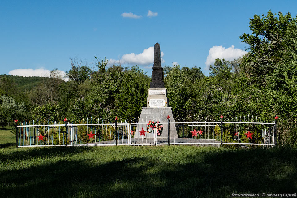 Памятник на братской могиле партизанам возле реки Альма.