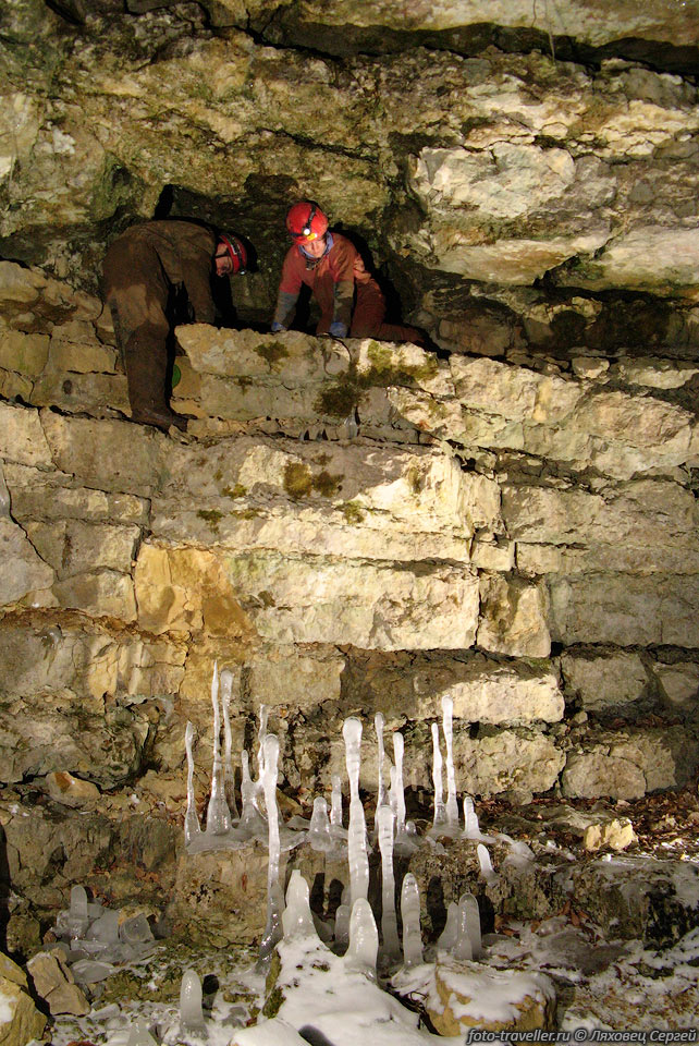 Вход в пещеру Кара-Коба довольно трудно найти.
Пещера горизонтальная, расположена у восточного подножья Долгоруковки.