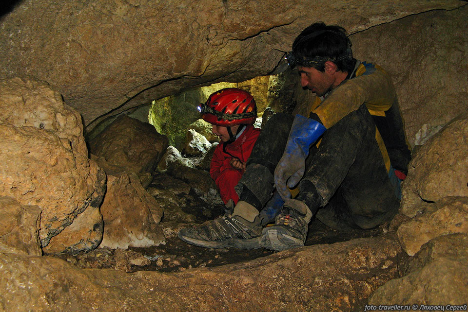В пещере Ени-сала 3