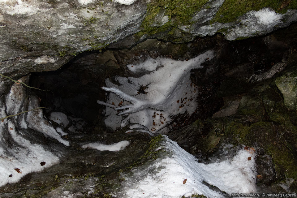 Снежная полка в пещере Зеленая