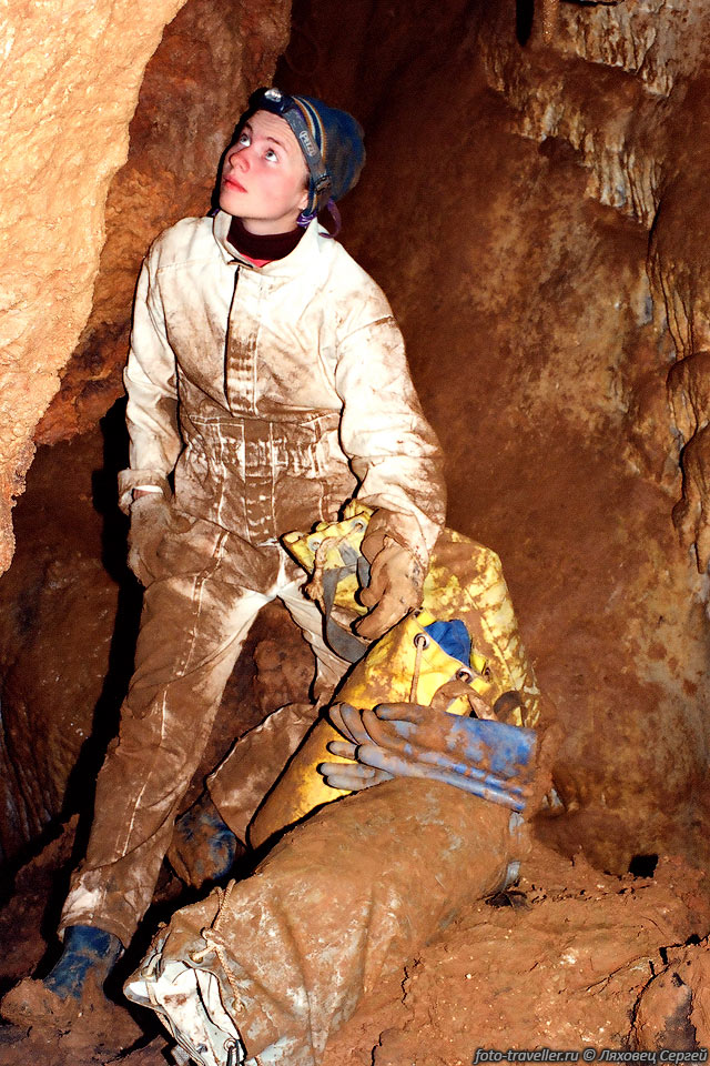 Сашка в пещере Трехглазка за узостью