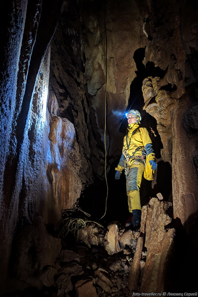 Возле дна ближней ветки в пещере Загадка на Чатыр-Даге