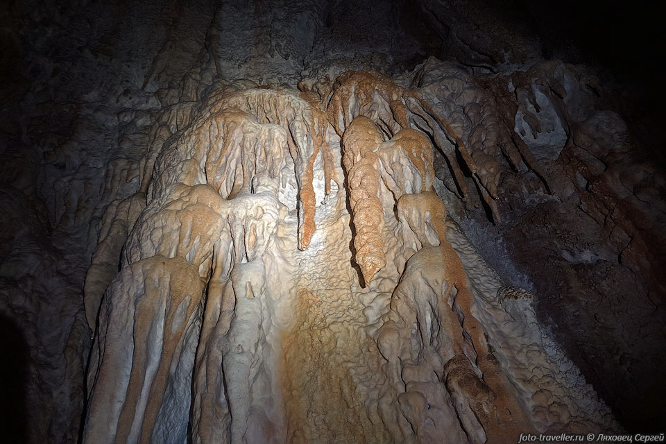Натечные коры в пещере Загадка