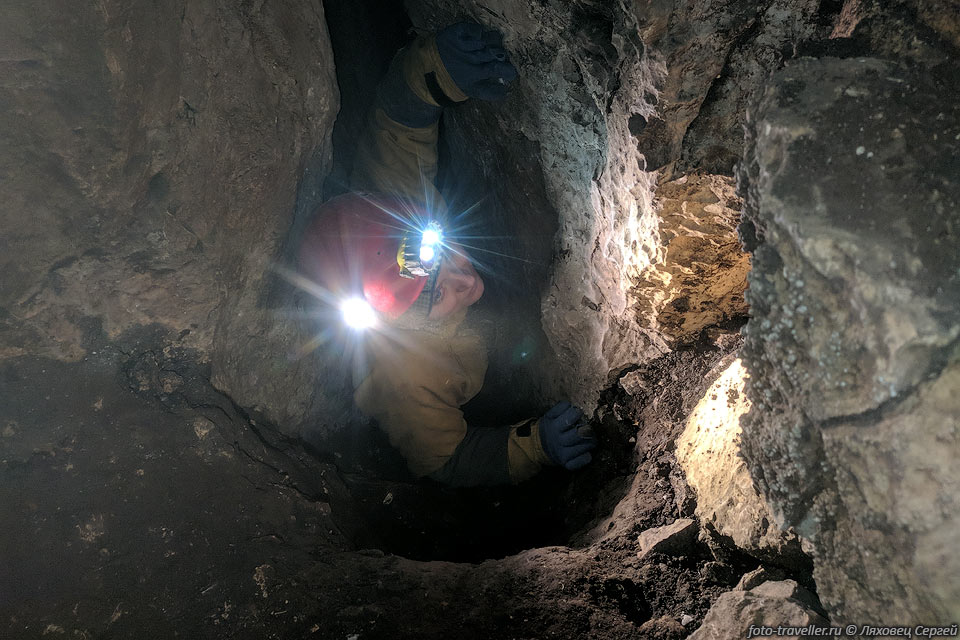 Расширяем узость в пещере К13 (4446/3417-70), расположеной в борту 
пологой воронки пещеры Ледовая