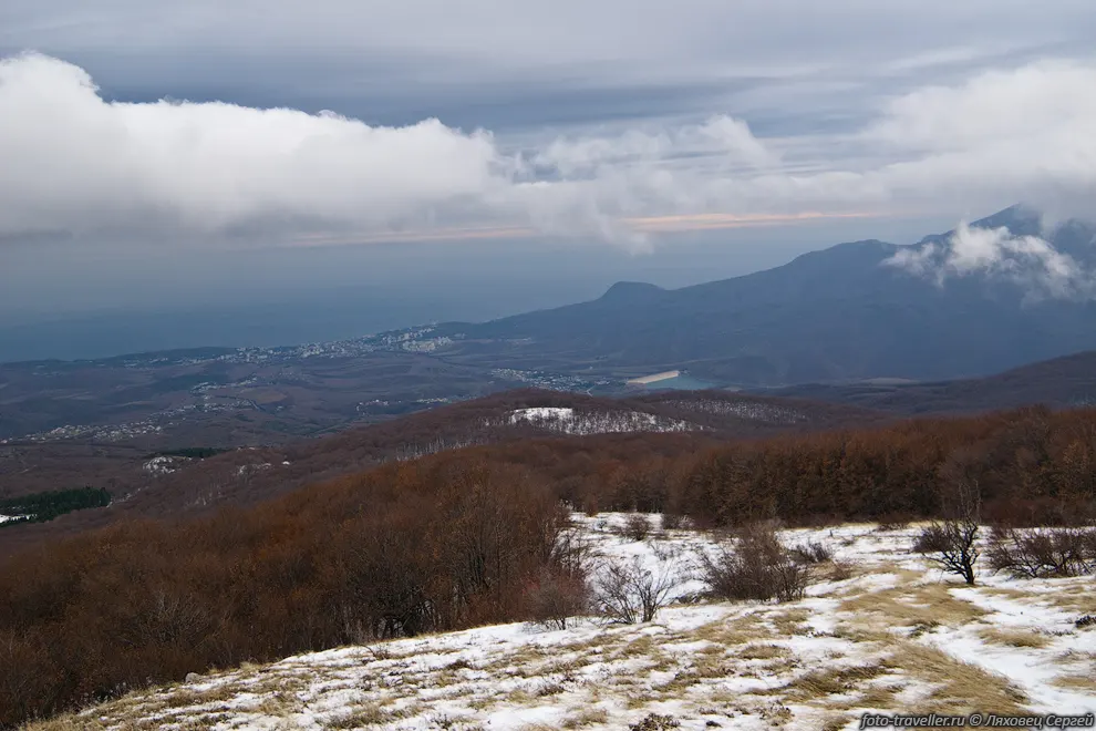 Внизу видно Алушту
