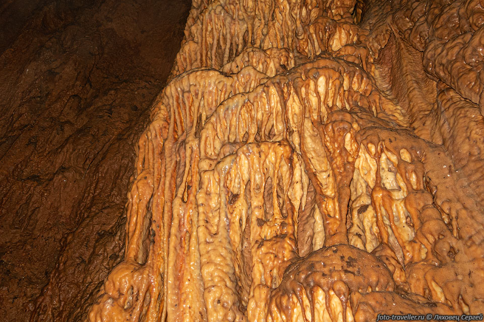 Стена колодца в пещере Мелитопольская