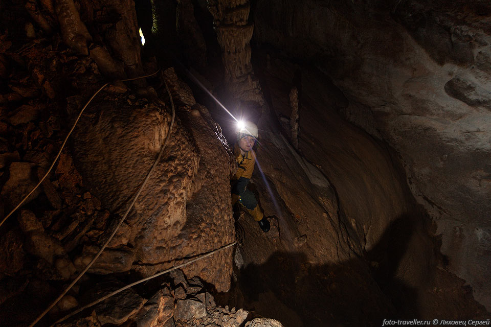 Несколько дней назад, в пещере Эмине-Баир-Хосар (Баир) Мигель 
расширил узость и попал в маленький, но красивый зальчик.
Идем туда пофотографировать и не только туда.