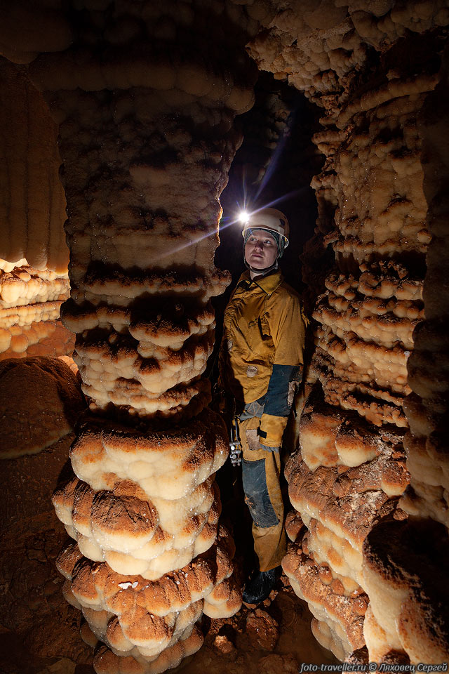 Колонна в зале Хрустальный Ларец в пещере Эмине-Баир-Хосар