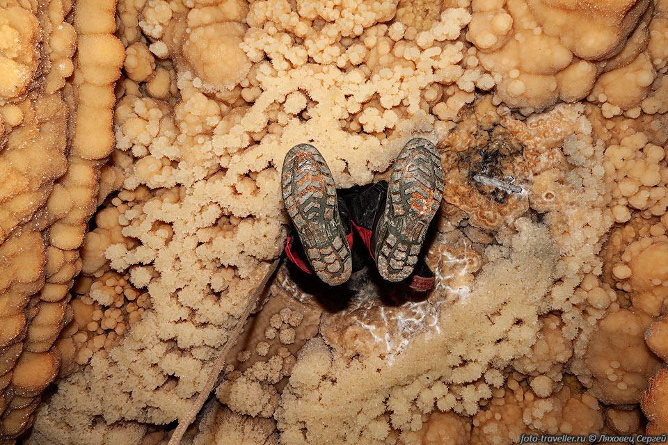 Узкий вход в зал Хрустальный Ларец в пещере Эмине-Баир-Хосар