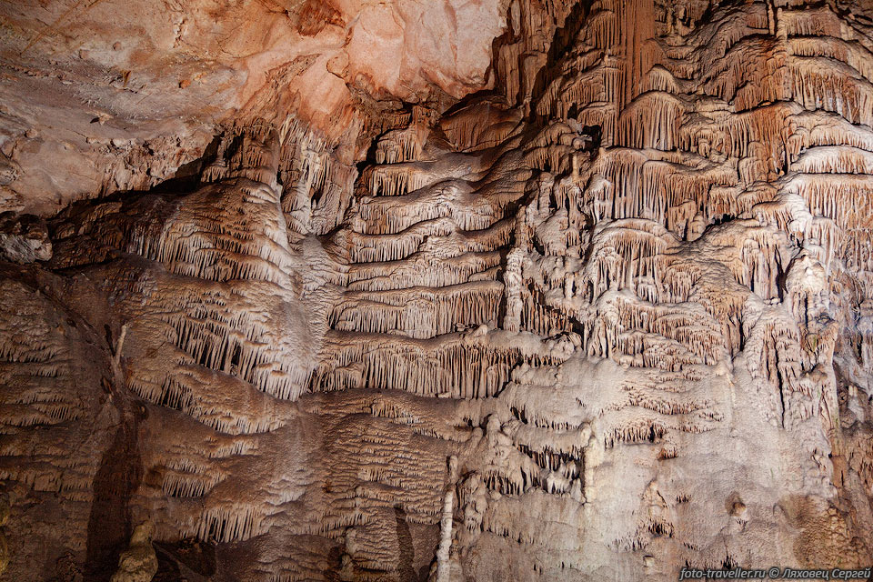 Стена в натеках.
Зал Кечкемет в пещере Эмине-Баир-Хосар.