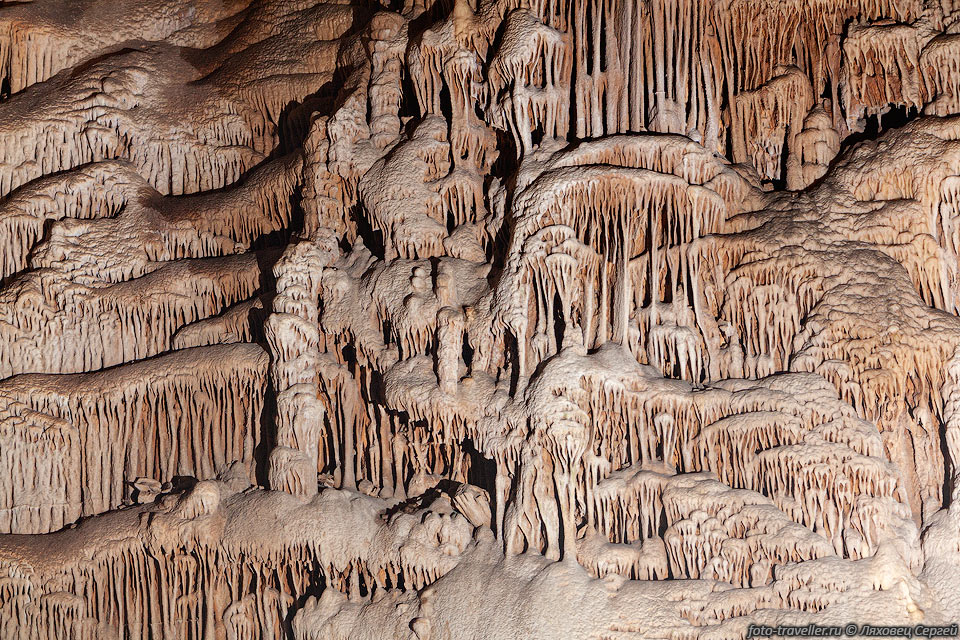 Натечное убранство в пещере Баир