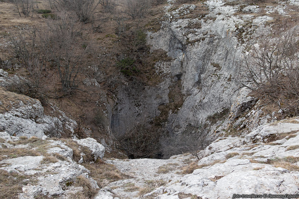 Огромный провал пещеры Бездонный колодец