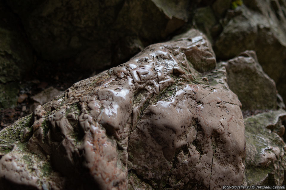Отполированный камень в пещере Холодная (Суук-Коба)