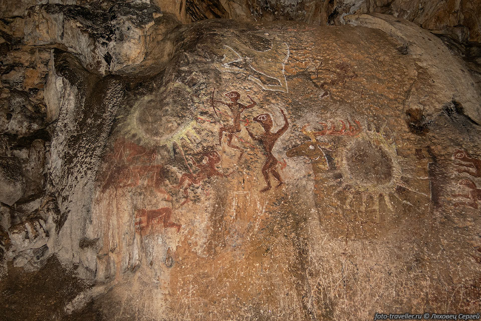 Современная наскальная живопись в пещере Холодная