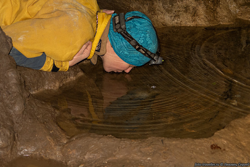 Озерцо с водой в пещере Холодная
