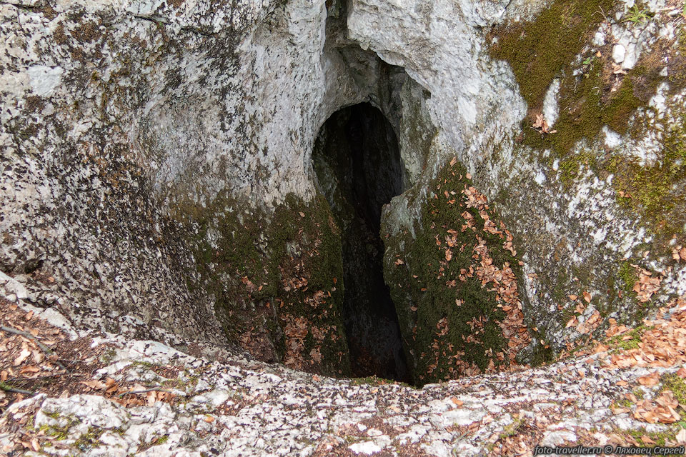 Замочная скважина - вход в пещеру Дубовая