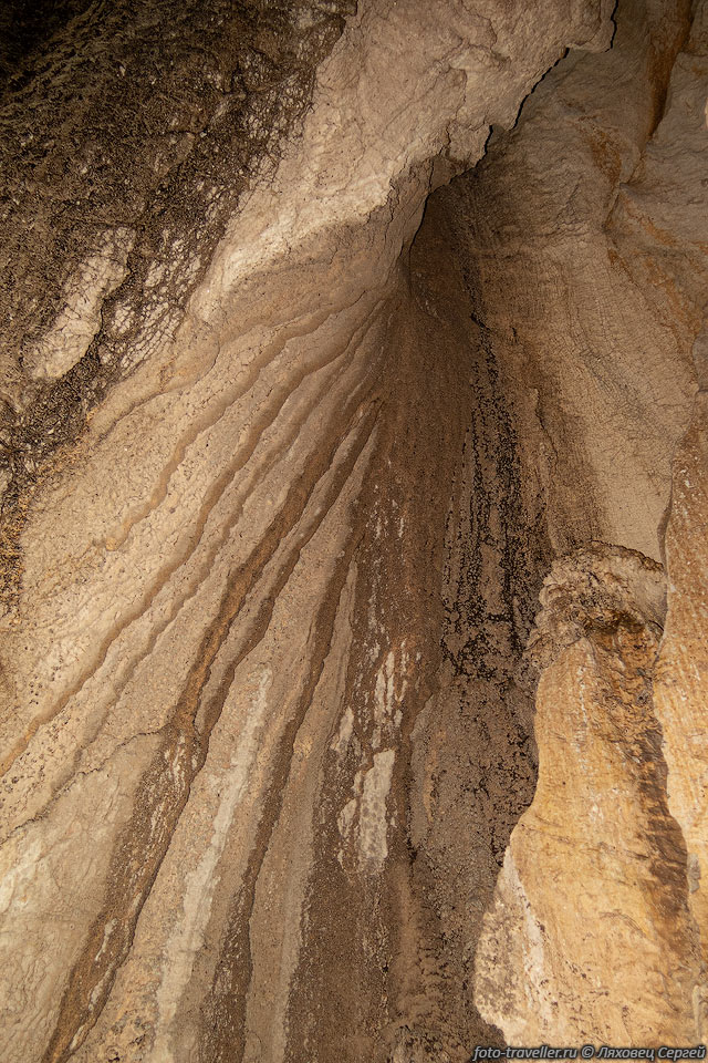 Стена колодца в пещере 448-11