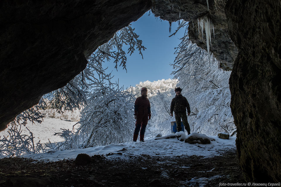 Вход в пещеру Тысячеголовая