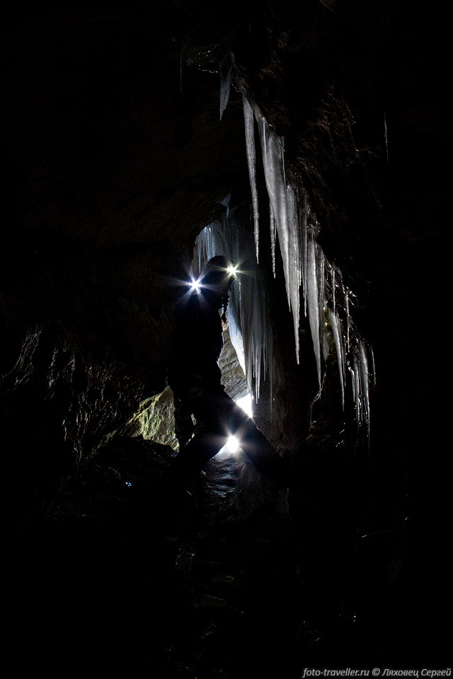 Сосульки возле входа в пещеру Тысячеголовая