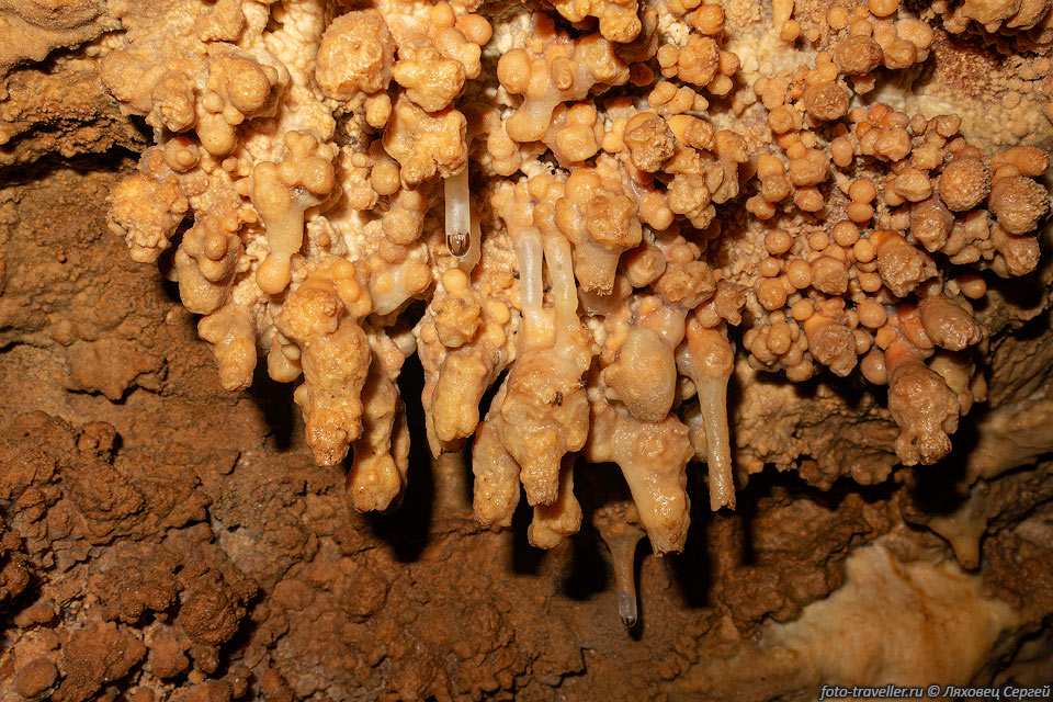 Вторичные образования в пещере Комар
