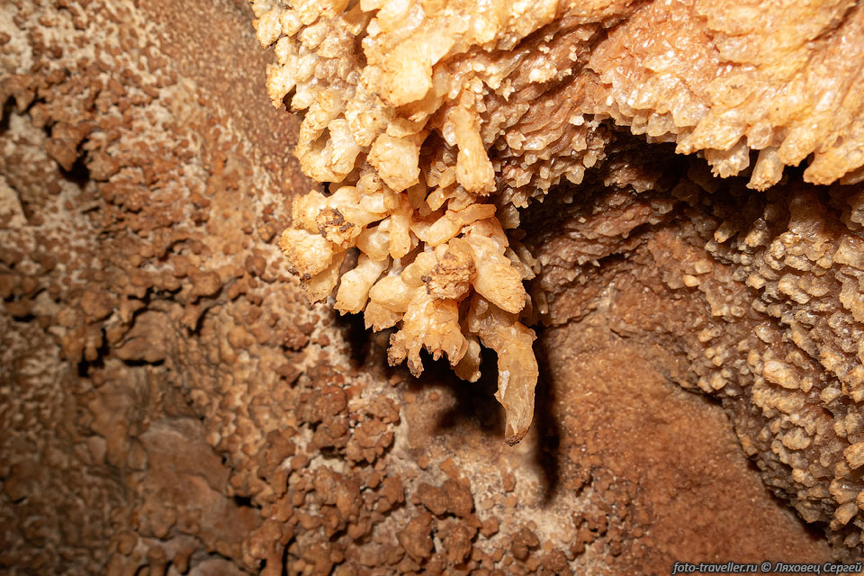 Вторичные образования в пещере Комар