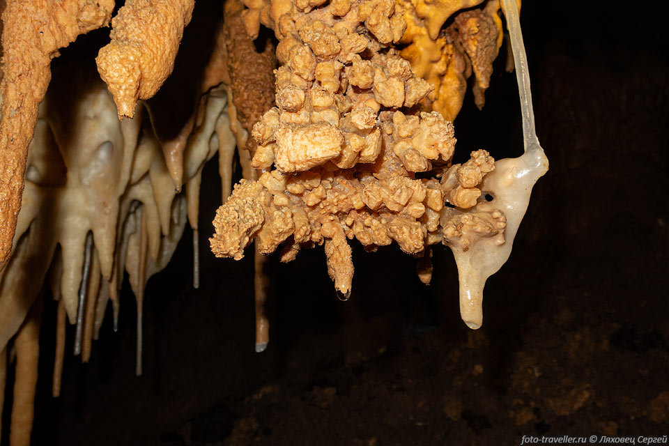 Интересные сталактиты в пещере Комар